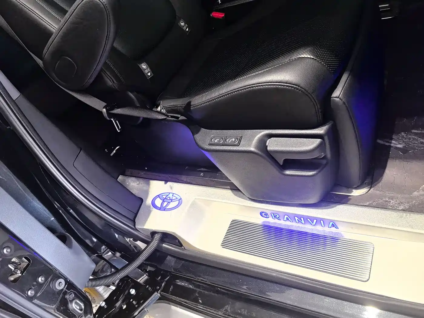 Toyota Granvia 2023 2.5L Hybrid VIP Edition фото 29