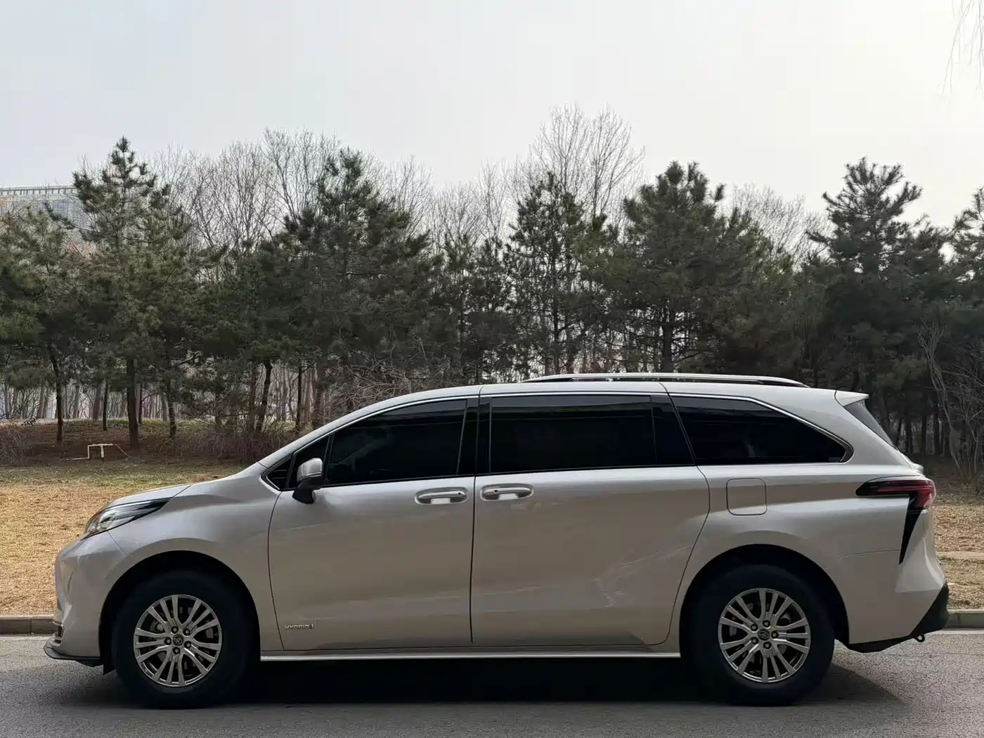 Toyota Sienna 2021 2.5L Hybrid Comfort Edition фото 3