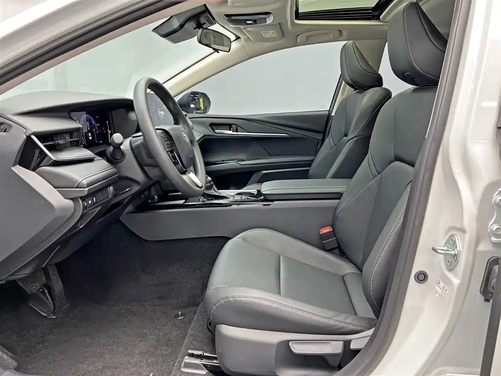 Toyota Camry 2024 Hybrid 2.0HE Elite Edition фото 14