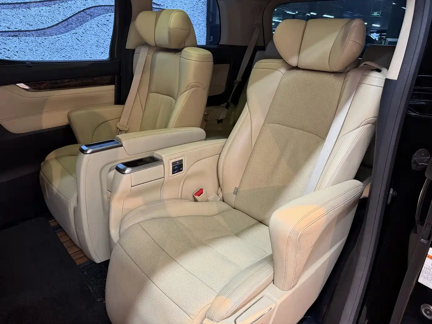 Toyota Alphard 2019 Hybrid 2.5L Luxury фото 8