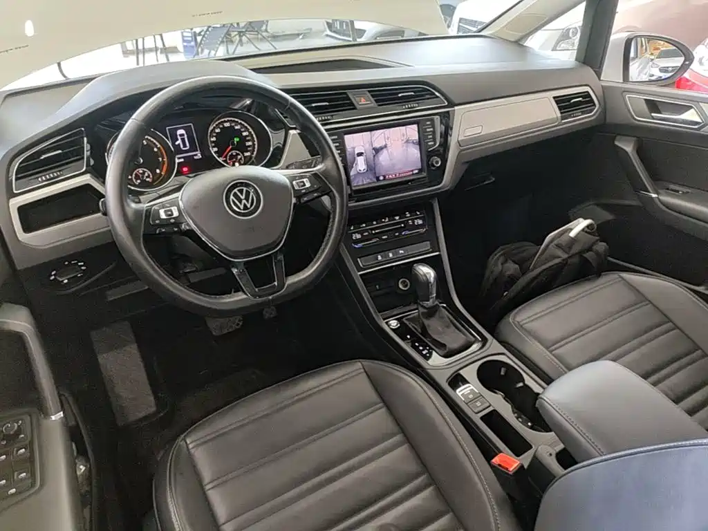 Photo 10 - Volkswagen Touran