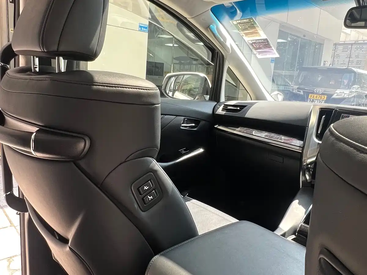 Toyota Vellfire фото 13