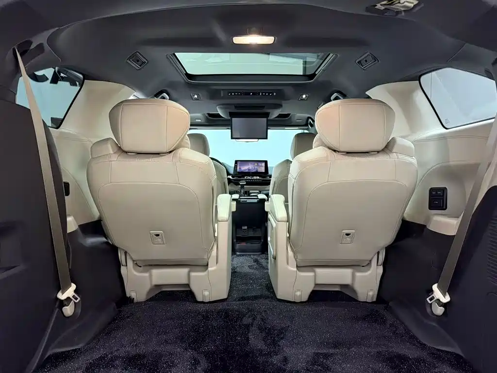 Toyota Sienna 2024 2.5L Hybrid Platinum Edition фото 10