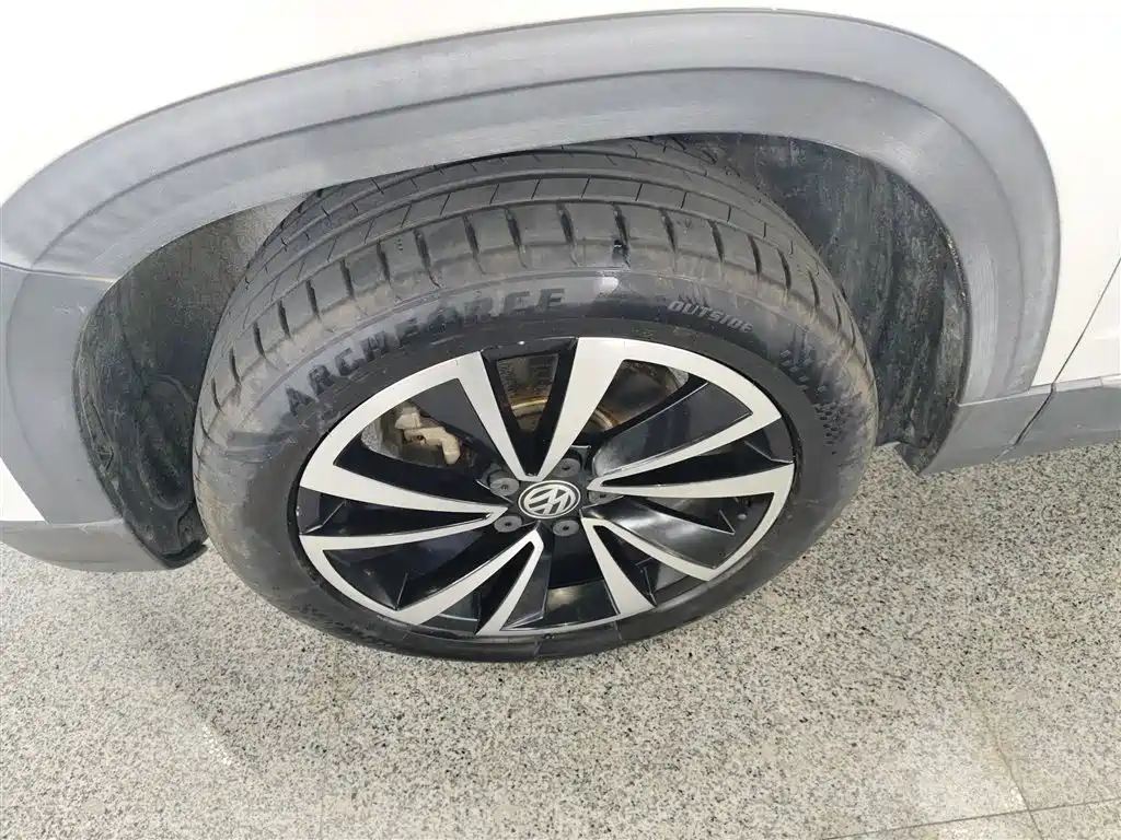 صورة 23 - Volkswagen Tharu