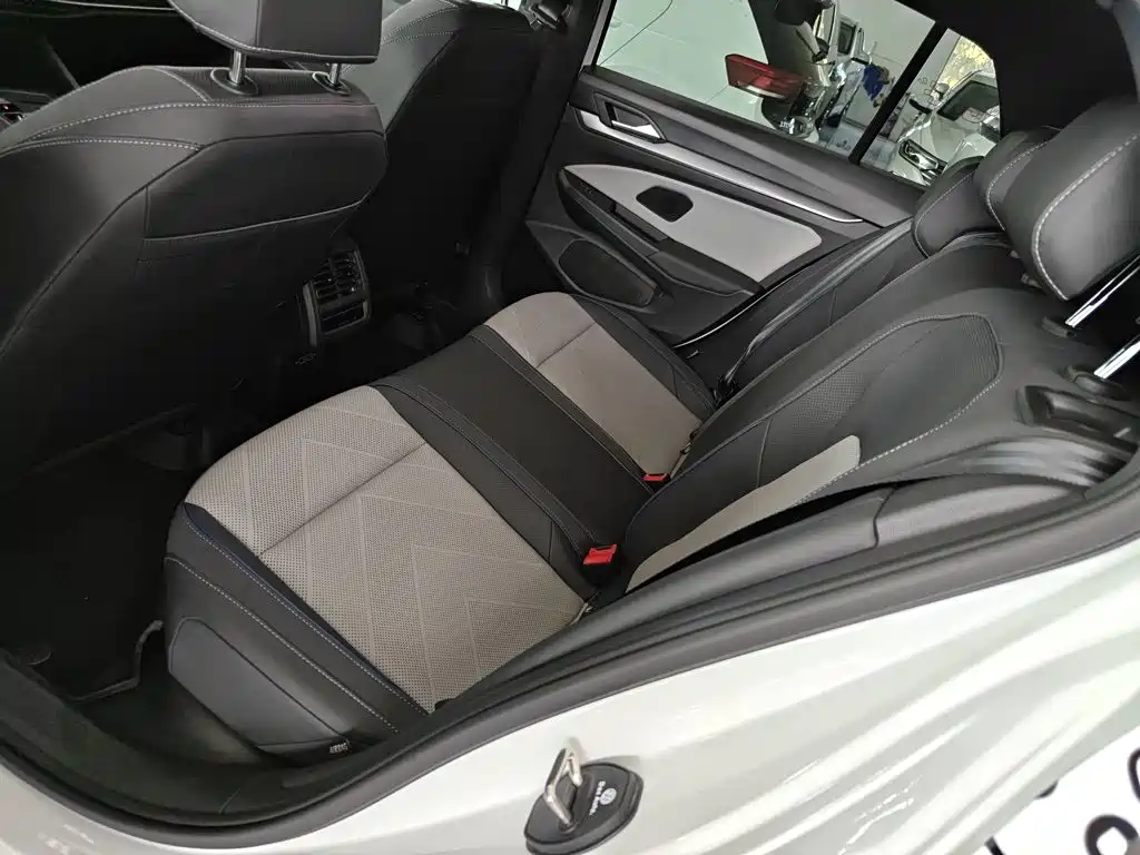 Volkswagen Golf 2025 2025 Second Facelift 300TSI R-Line