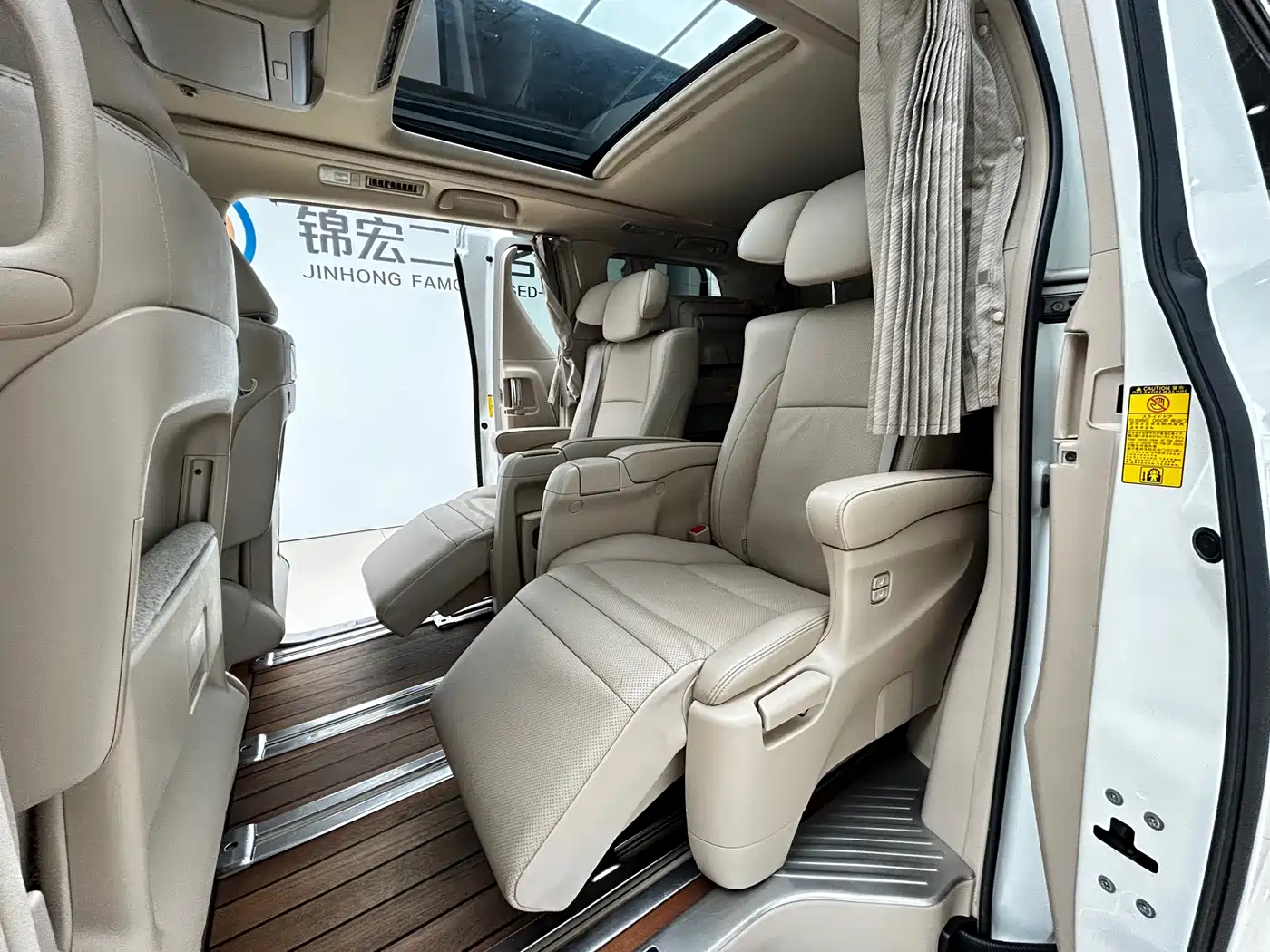 Toyota Alphard фото 11
