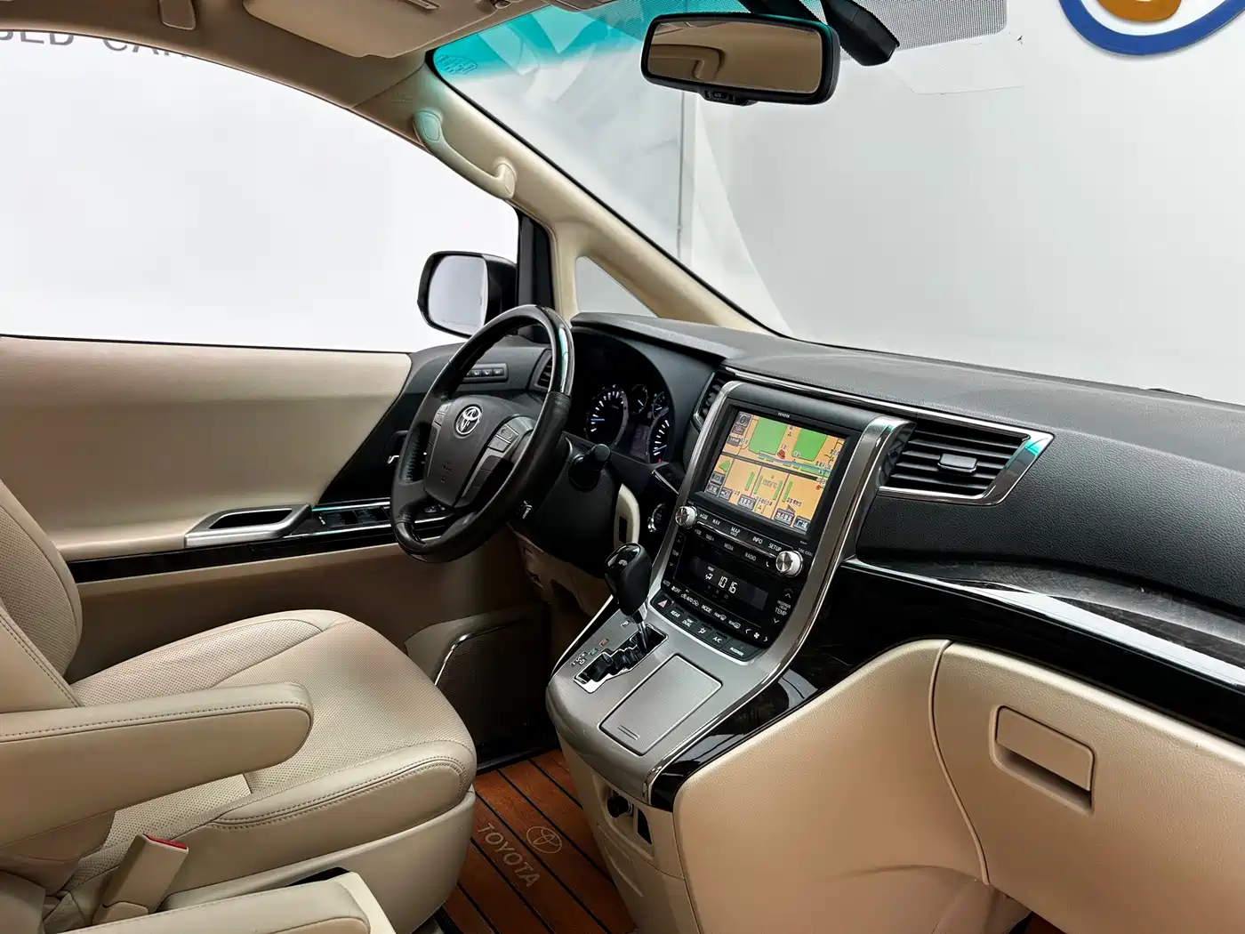 Toyota Alphard фото 17