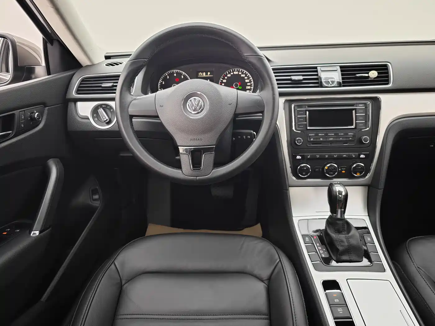 Фото 23 - Volkswagen Passat