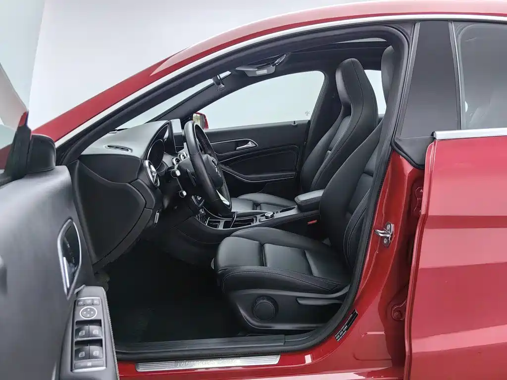 Photo 10 - Mercedes-Benz CLA (Import)