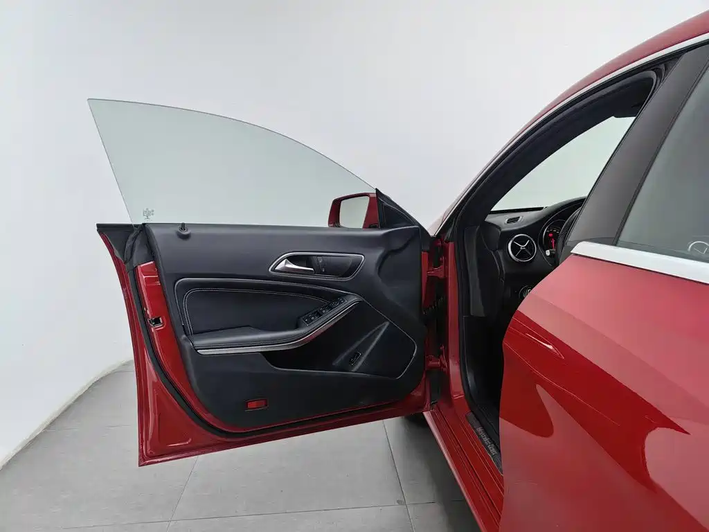 Photo 8 - Mercedes-Benz CLA (Import)
