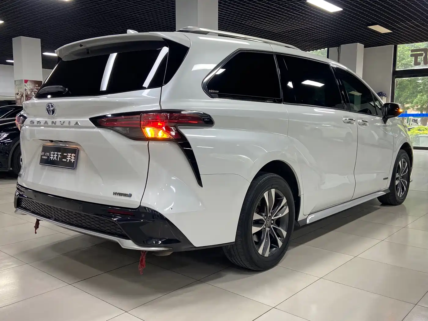 Toyota Granvia 2023 2.5L Hybrid Luxury Edition фото 6