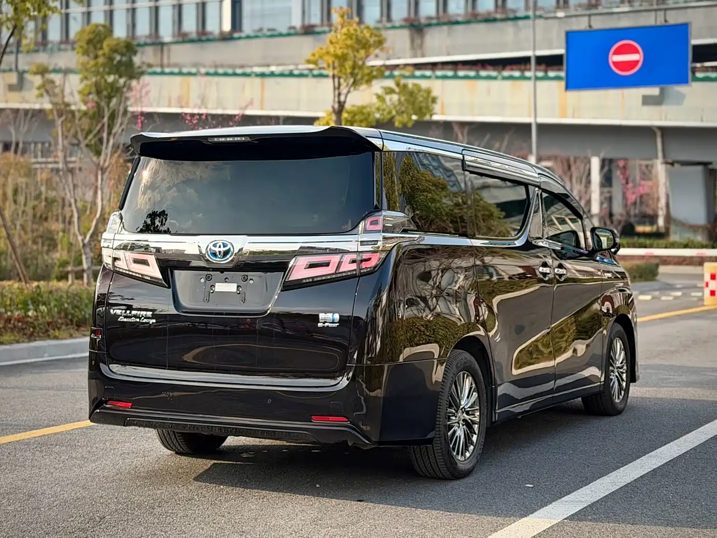 Toyota Vellfire 2019 Hybrid 2.5L HV Premium Edition фото 4
