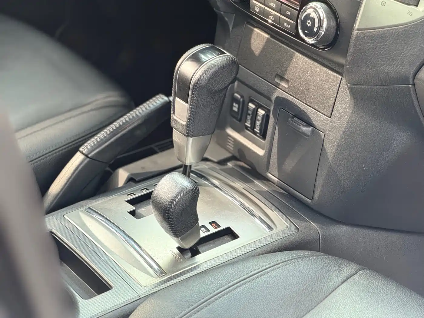 Mitsubishi Pajero (Import) 2016 3.0L Automatic Premium (China V) фото 16
