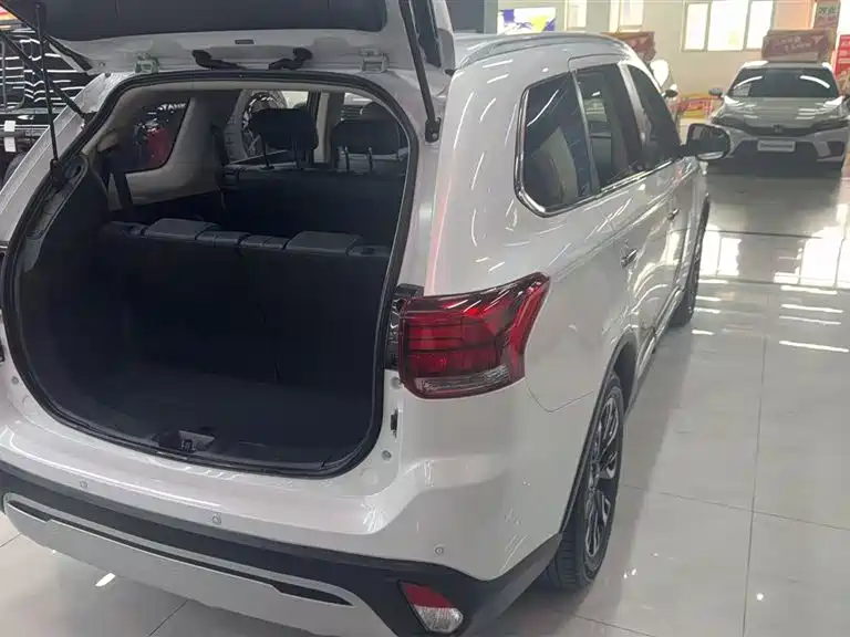 Mitsubishi Outlander 2020 2.4L 4WD Luxury 7-seater фото 5
