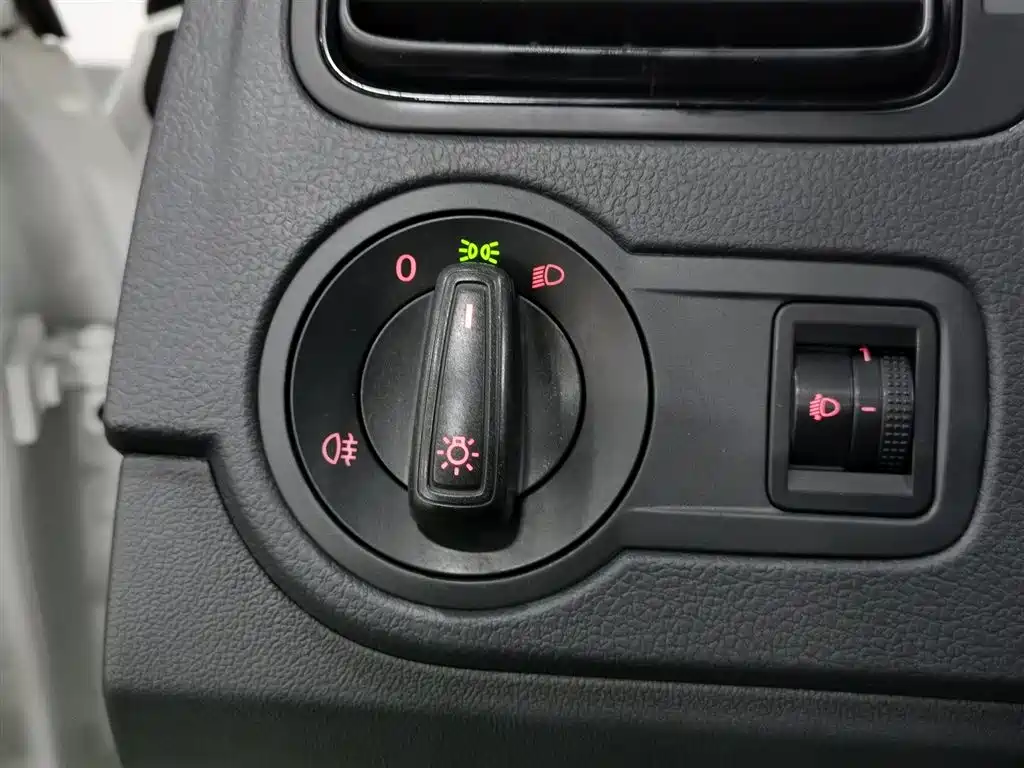 Volkswagen Polo 2018 1.5L Manual Safe Drive фото 21