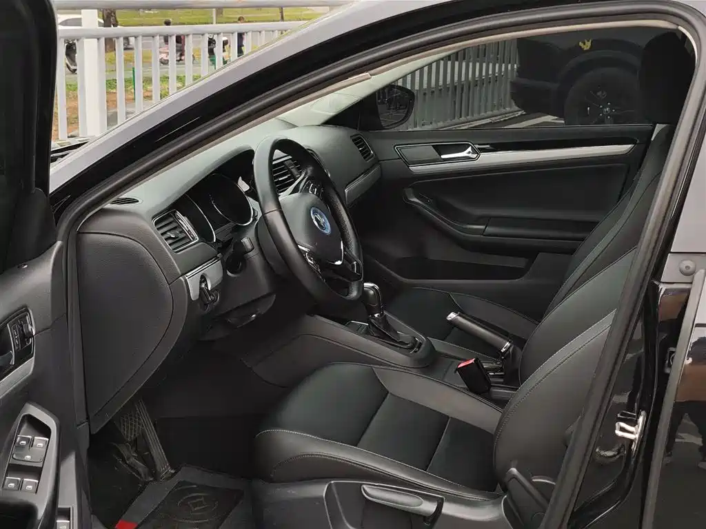 Volkswagen Sagitar 2018 1.6L Automatic Comfort фото 11