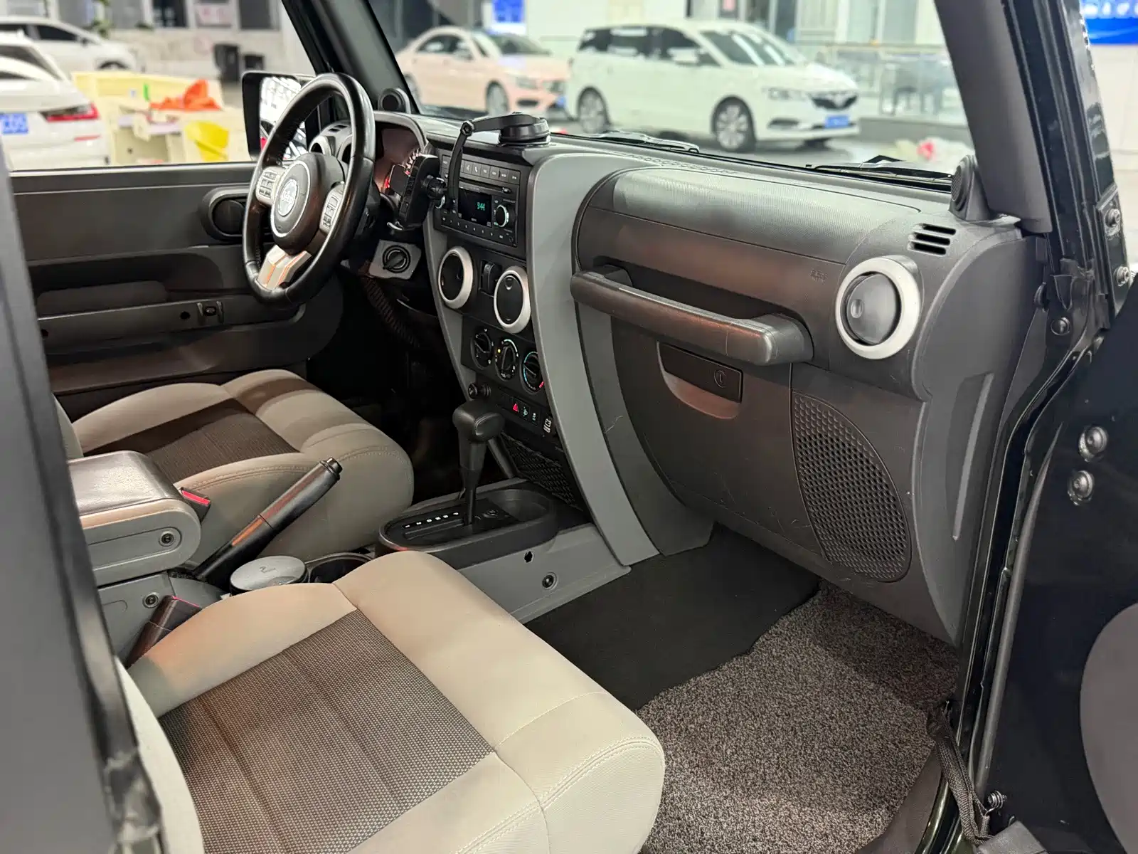 Photo 9 - Jeep Wrangler
