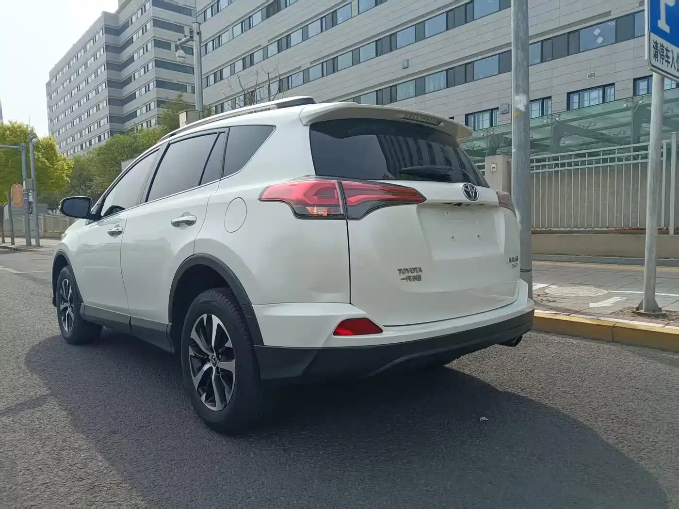 Toyota RAV4 Rongfang 2016 2.0L CVT 2WD Trend (China V) фото 6
