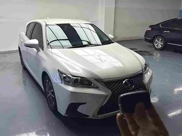 Фото 1 - Lexus CT