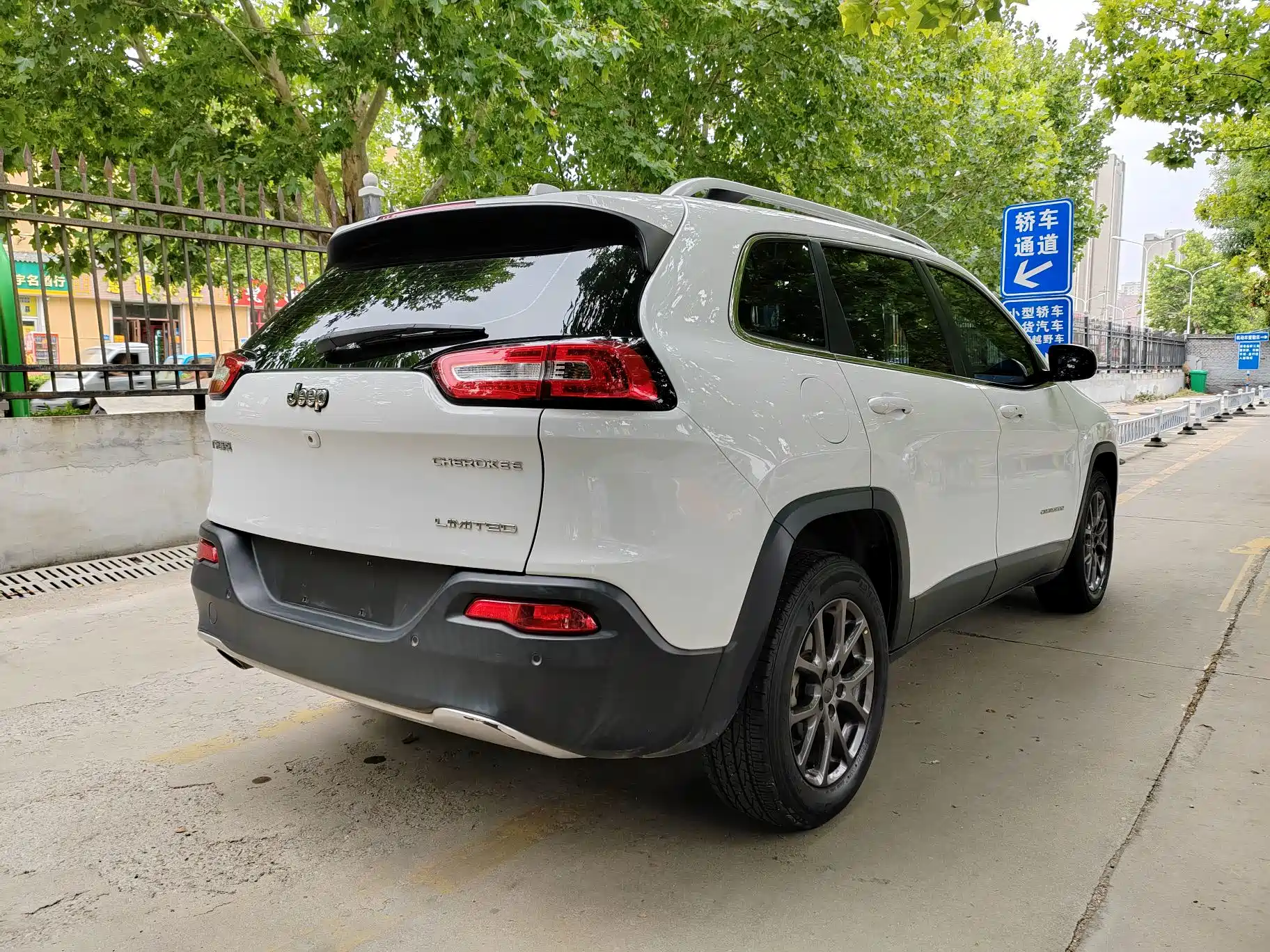 Photo 4 - Jeep Cherokee