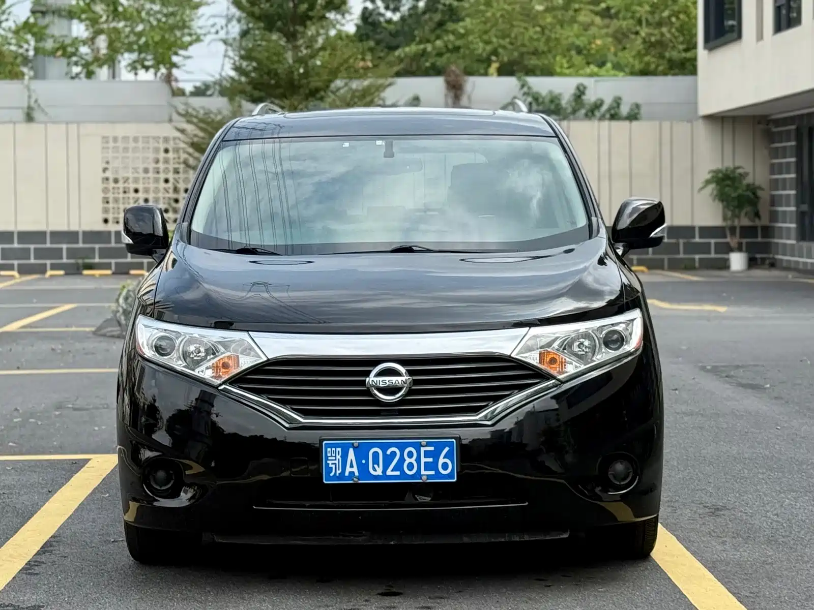 Photo 2 - Nissan Quest