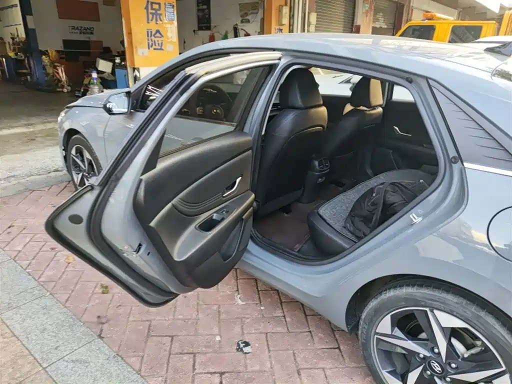 Hyundai Elantra 2022 1.5L CVT LUX Premium Edition фото 5