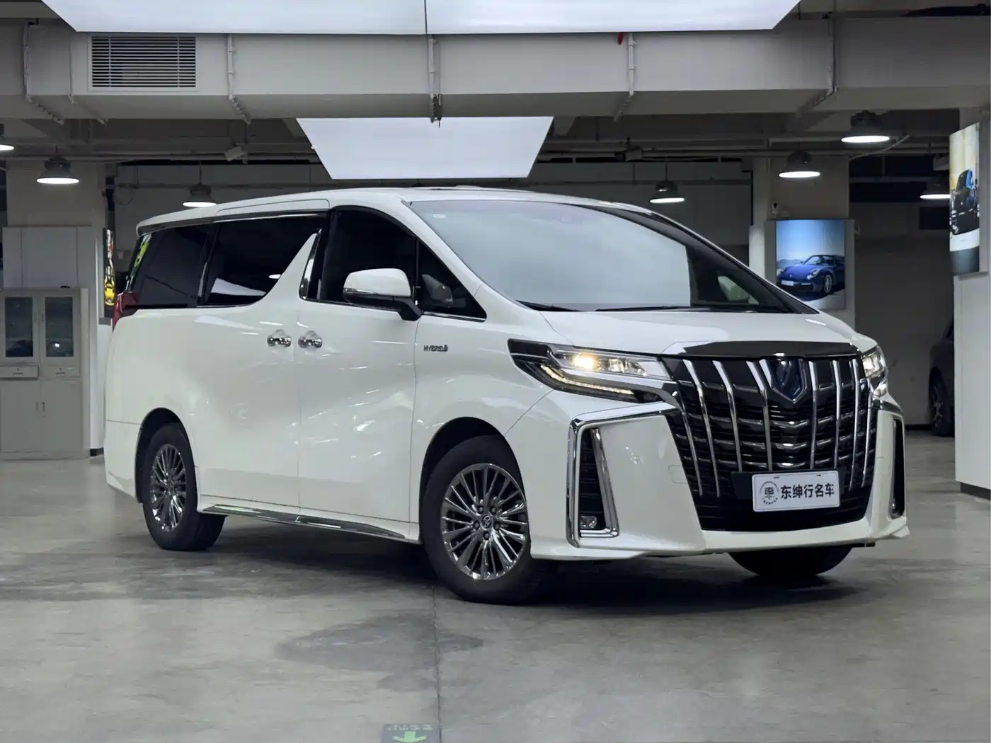 Toyota Alphard 2021 Hybrid 2.5L Premium фото 3
