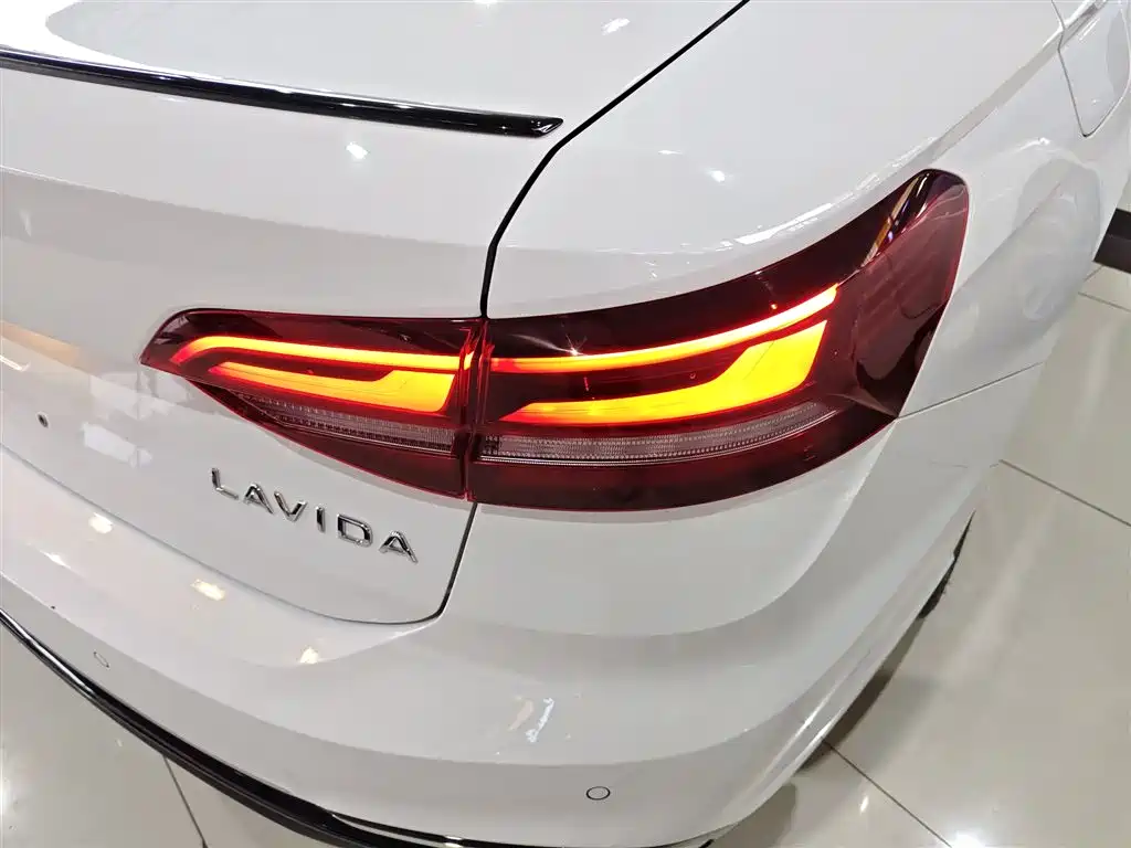 Volkswagen Lavida 2024 Model 300TSI DSG Starlight Leading Edition фото 8