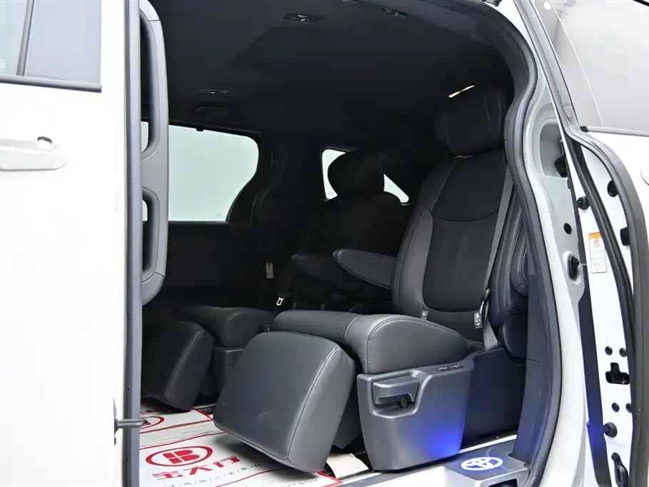 Toyota Sienna 2021 2.5L Hybrid Premium Edition фото 13