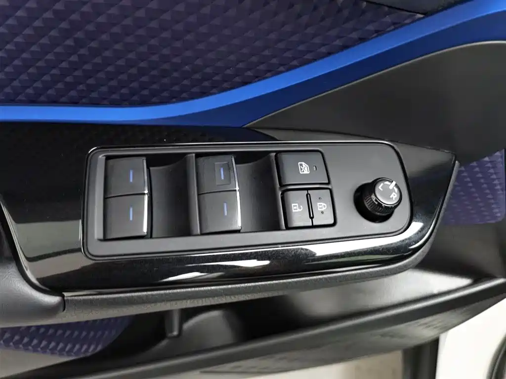 Toyota C-HR 2020 Model 2.0L Leading фото 9