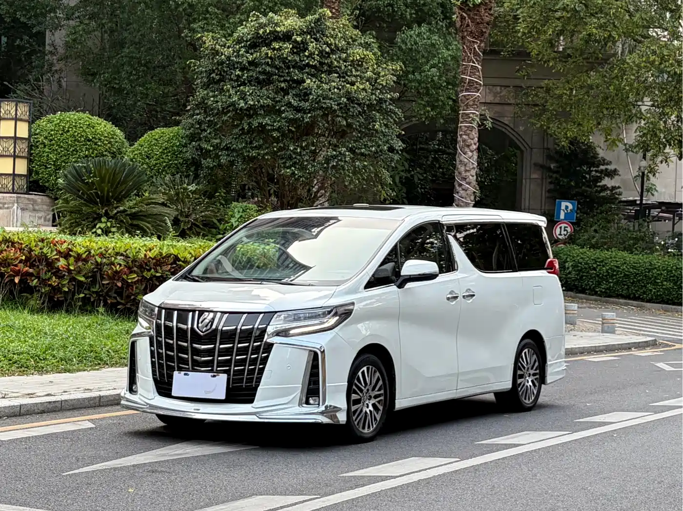 Toyota Alphard 2015 3.5L Premium Edition фото 2