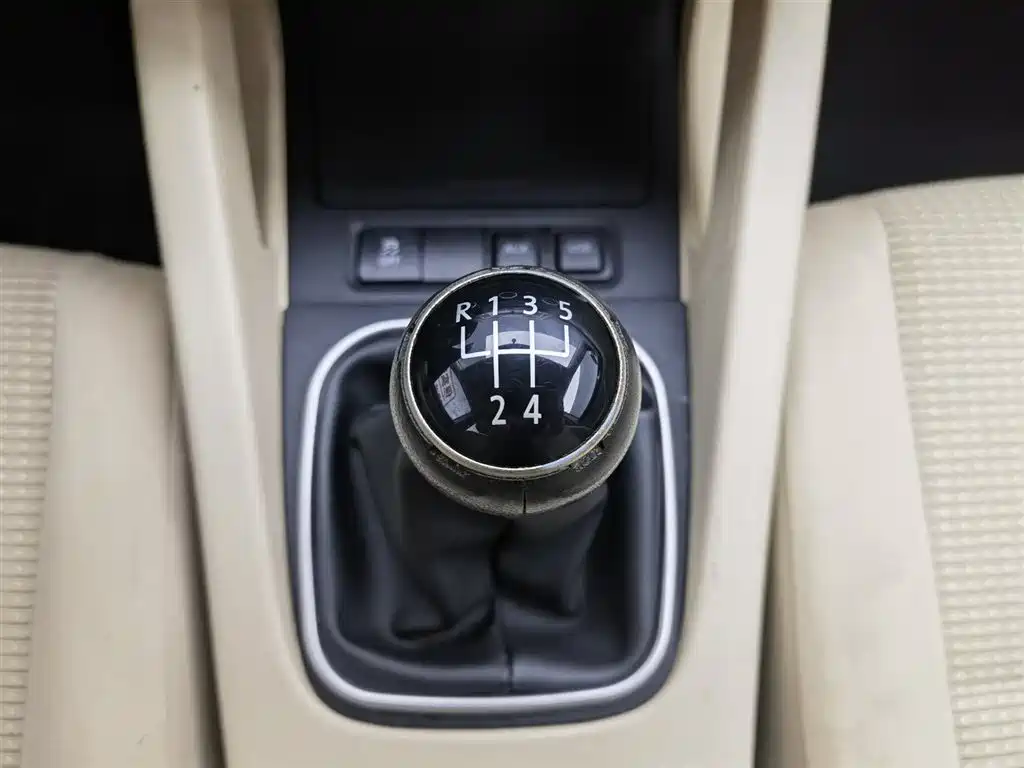 Volkswagen Sagitar 2011 1.6L Manual Comfort фото 13