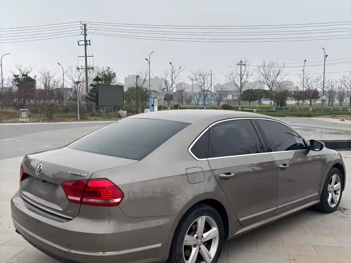 Volkswagen Passat 2014 1.8TSI DSG Executive Edition фото 5