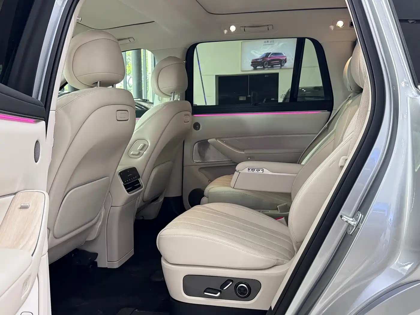 AITO Wenjie AITO M8 2025 Model Extended Range Max+ Edition 53.4kWh 6-Seater фото 9