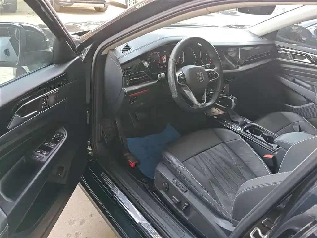 Volkswagen Passat 2022 330TSI Starlight Luxury Edition фото 16