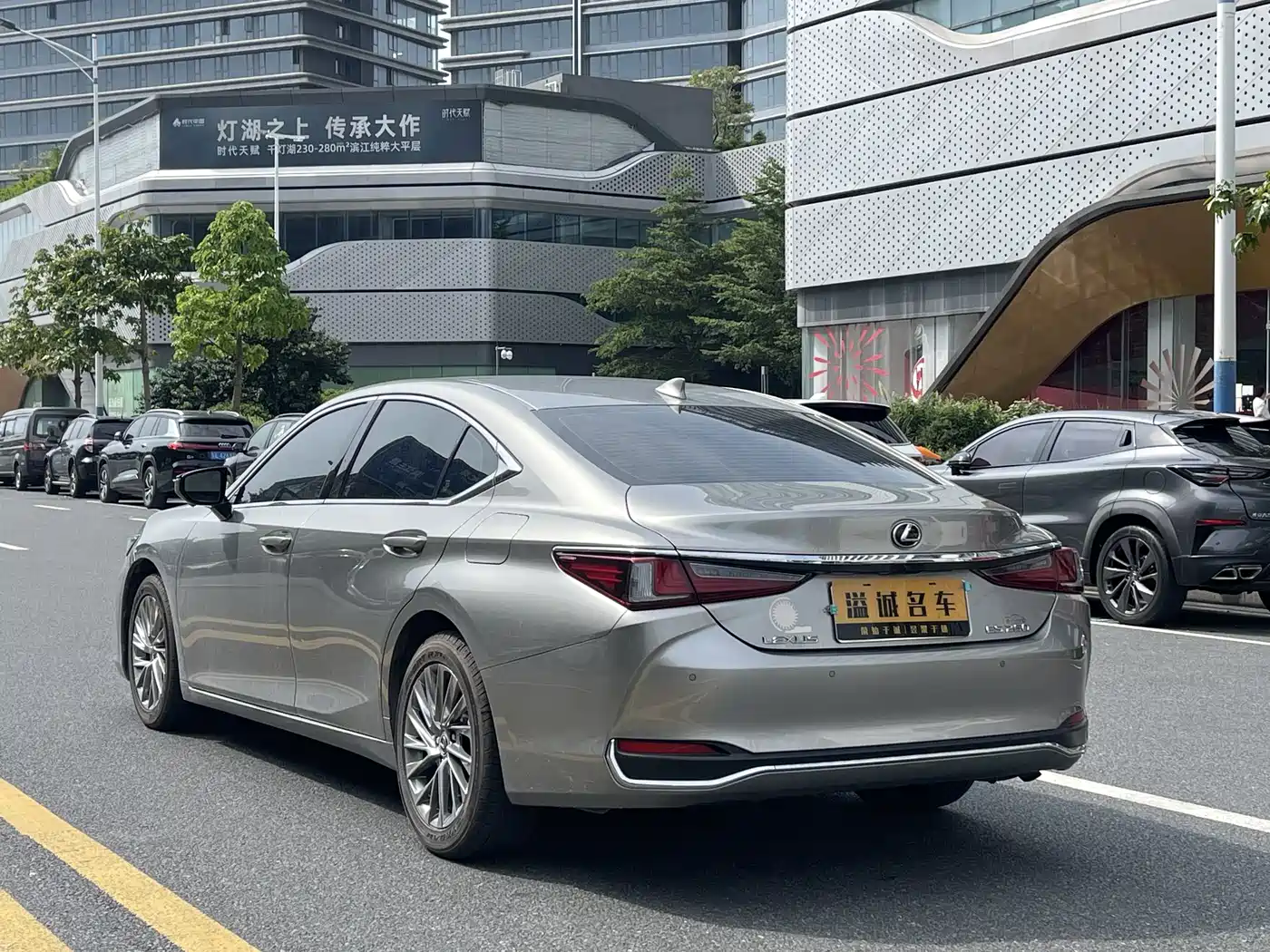 Фото 10 - Lexus ES