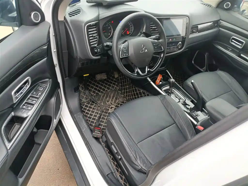 MITSUBISHI OUTLANDER