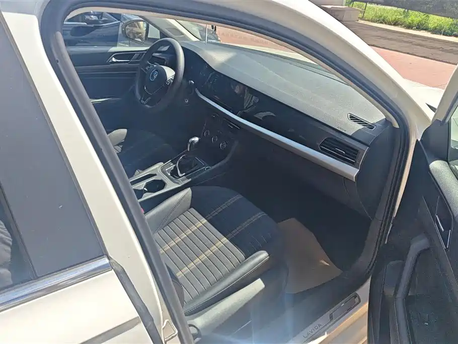 Volkswagen Lavida 2021 1.5L Automatic Vision Edition фото 8