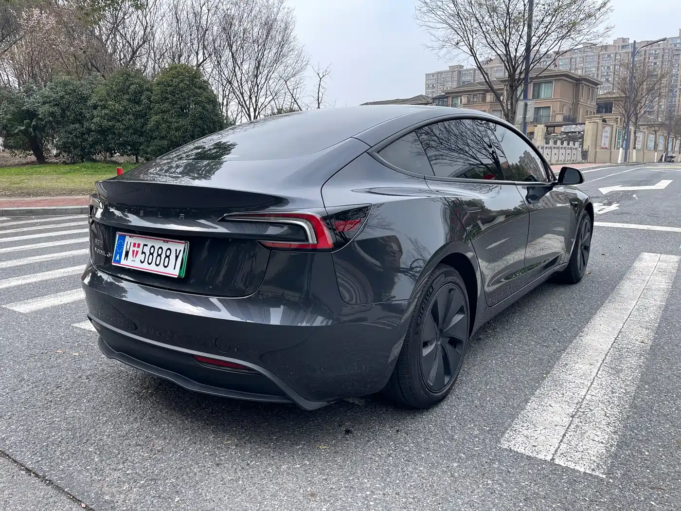 TESLA MODEL 3