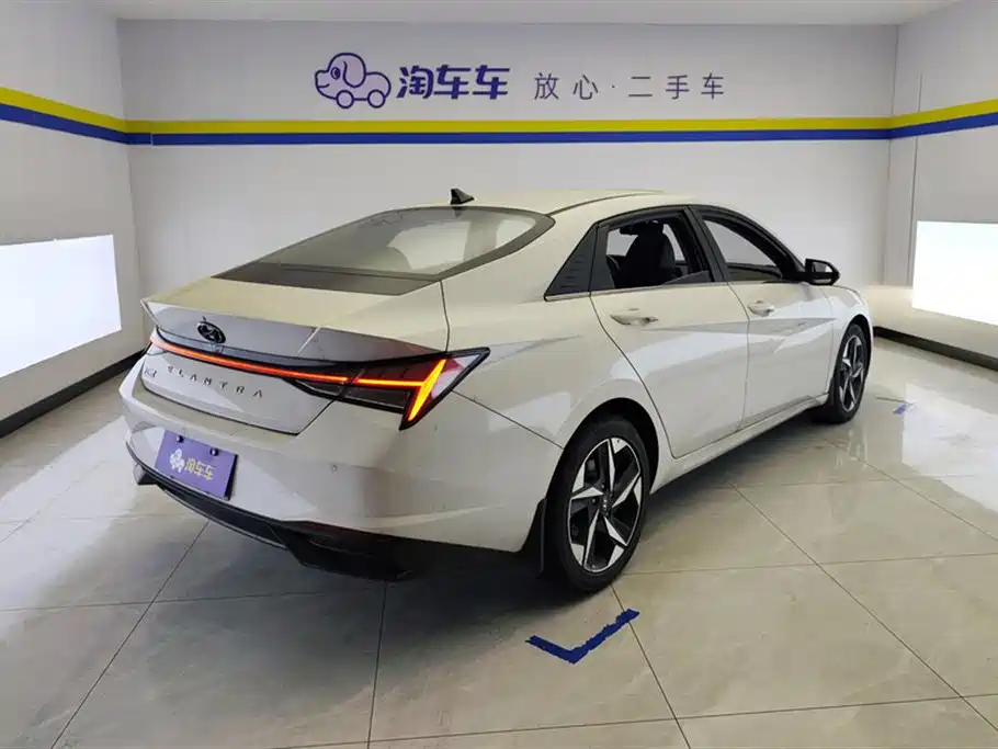 Hyundai Elantra 2021 1.5L CVT LUX Premium Edition фото 3
