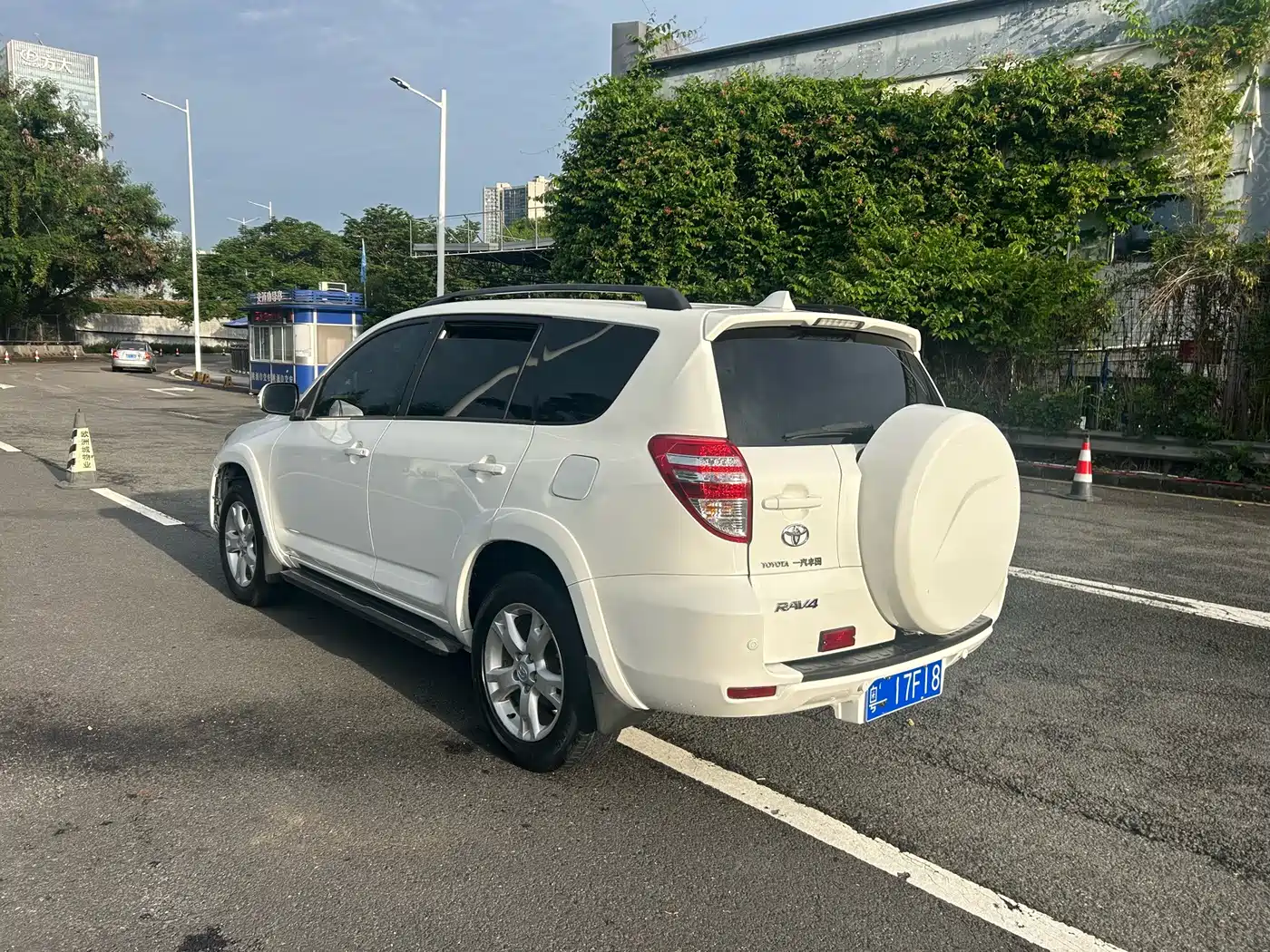 Photo 6 - Toyota RAV4 Rongfang
