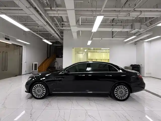 Mercedes-Benz E-Class 2023 E 300 L Luxury — фото 3