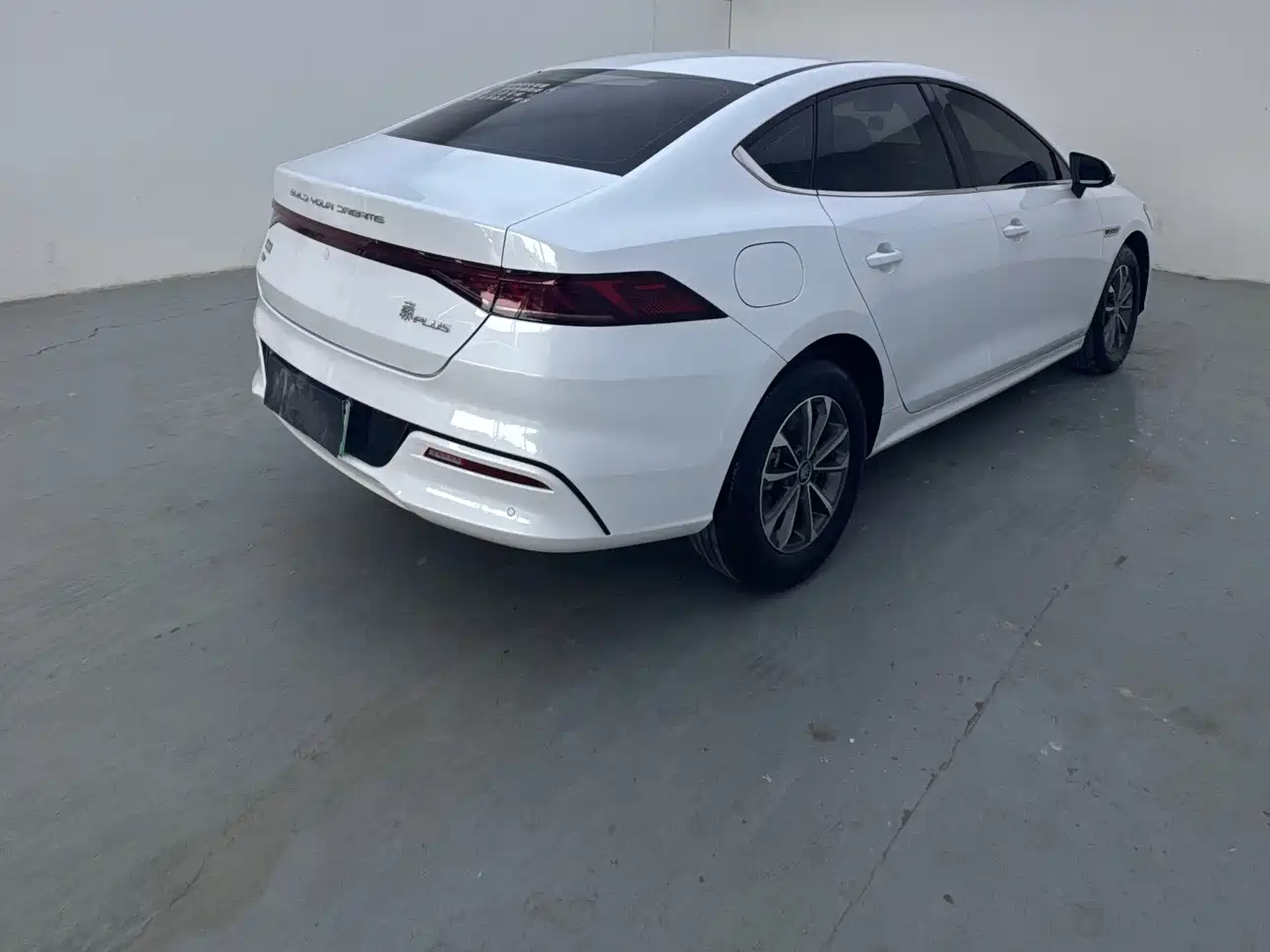 BYD Qin PLUS 2024 Glory Edition DM-i 55KM Leading фото 12