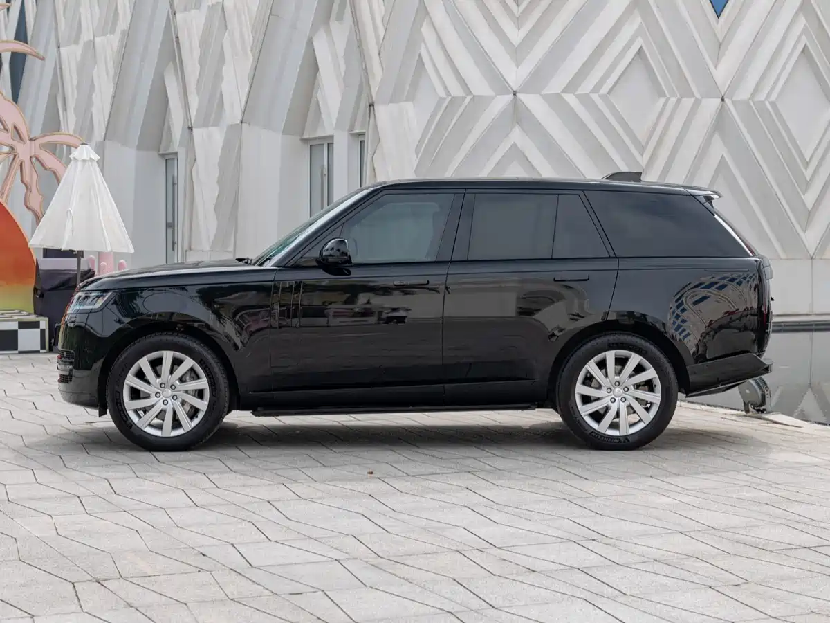 Land Rover Range Rover 2023 3.0 L6 360PS Golden Age Edition фото 4