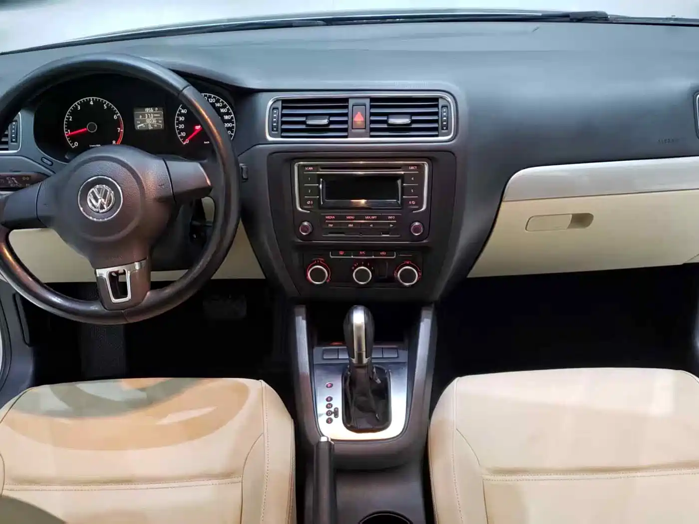 Volkswagen Sagitar 2014 Facelift 1.6L Automatic Comfort фото 5