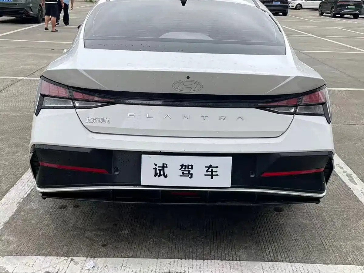 Hyundai Elantra 2022 1.5L CVT LUX Premium Edition фото 6