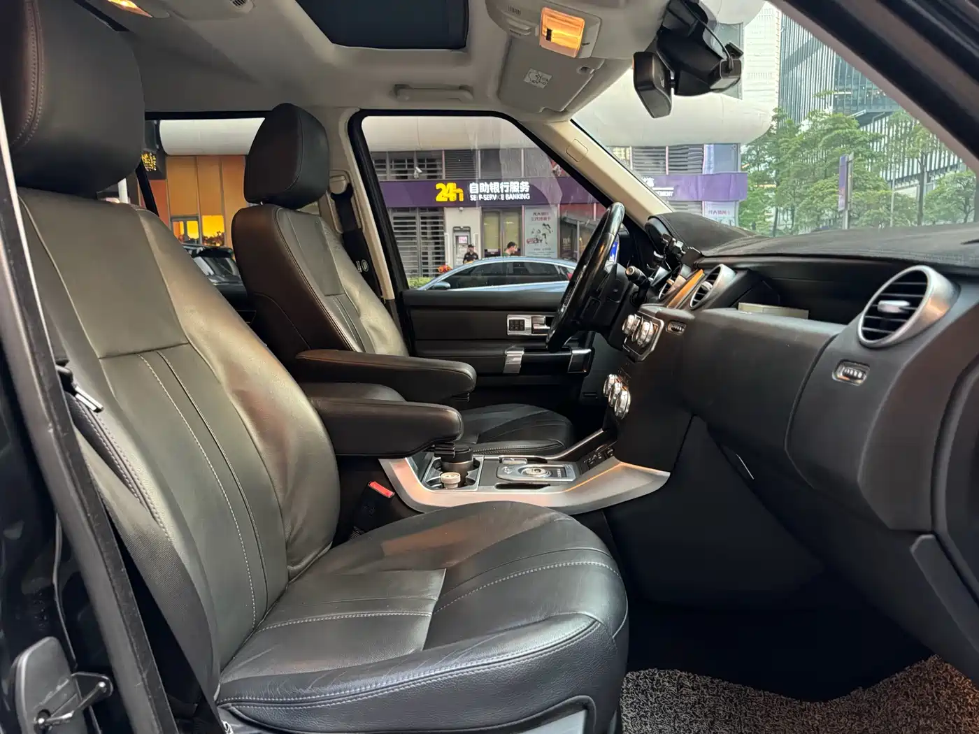 Land Rover Discovery 2015 3.0 SC V6 SE фото 11