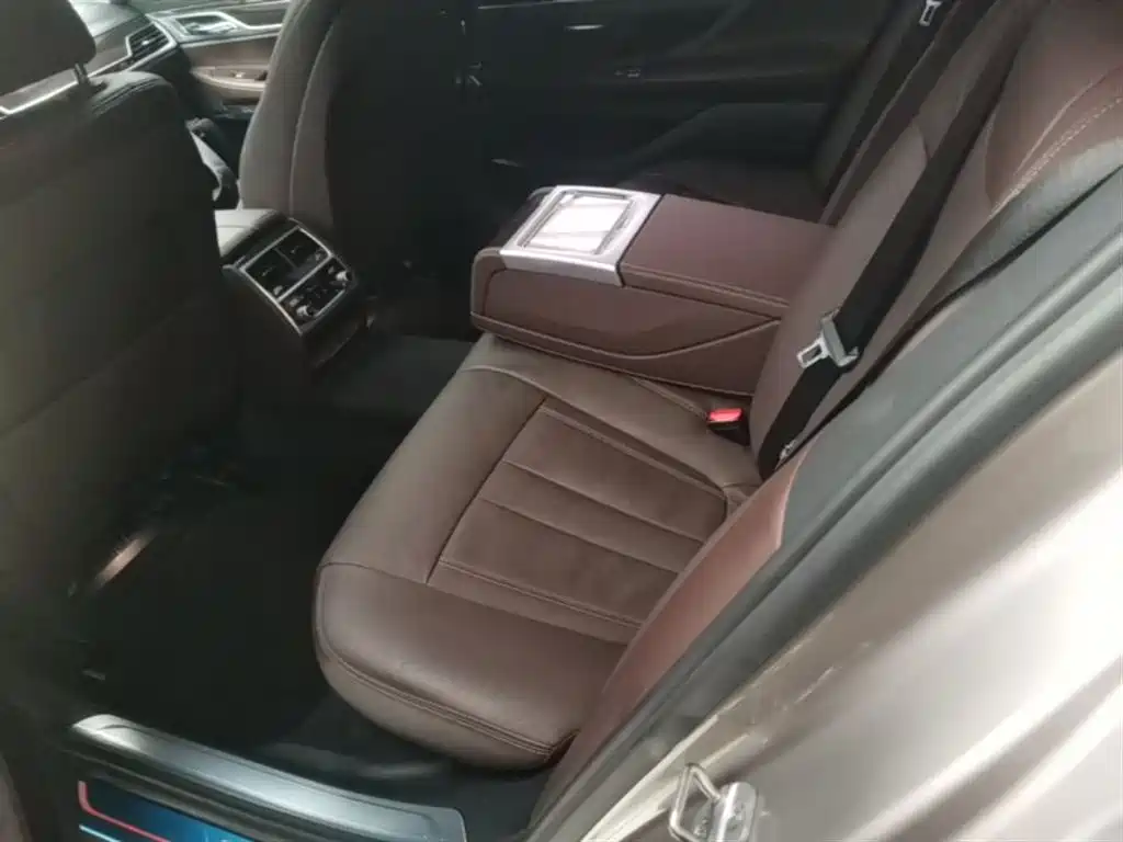 BMW 7 Series 2017 730Li Leading Edition фото 17