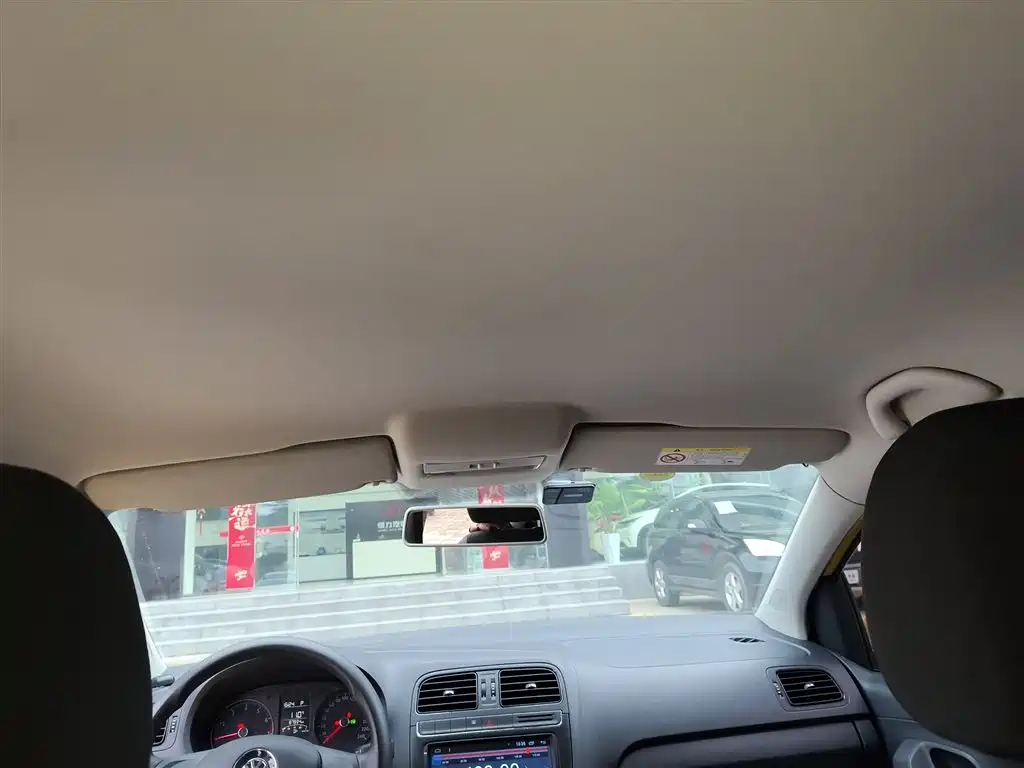 Volkswagen Polo 2016 1.4L Automatic Trend фото 18