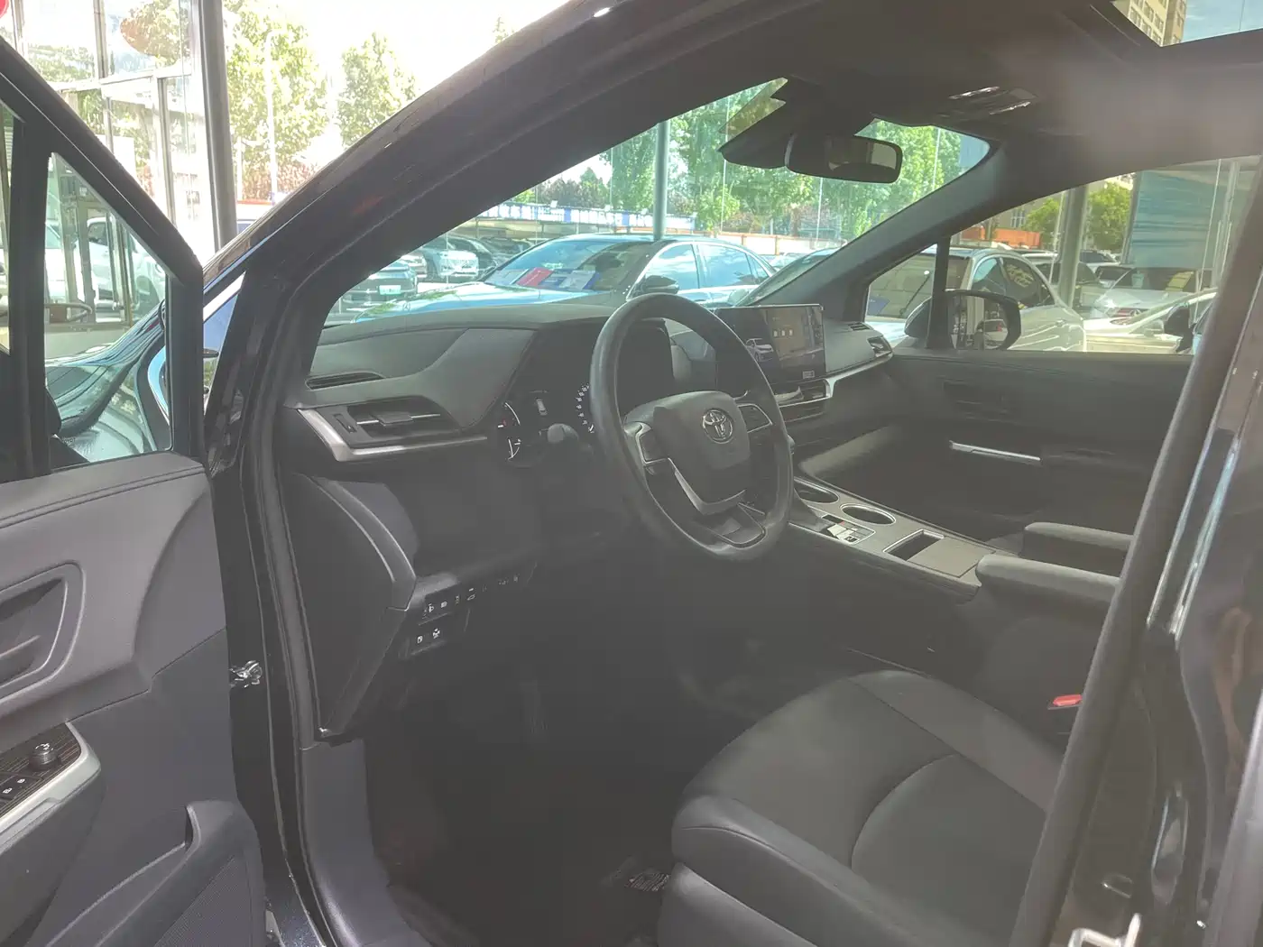 Toyota Granvia 2024 2.5L Hybrid Luxury фото 4